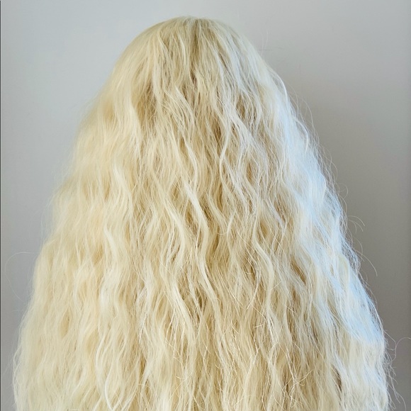 “Put On & Go” Blonde Synthetic Wig with Bangs for EVENTS 🧡 NO FURTHER DISCOUNT - Picture 10 of 11